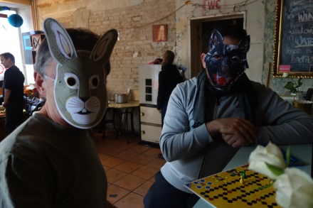 Ein Hase und ein Wolf spielen zusammen ein Brettspiel.